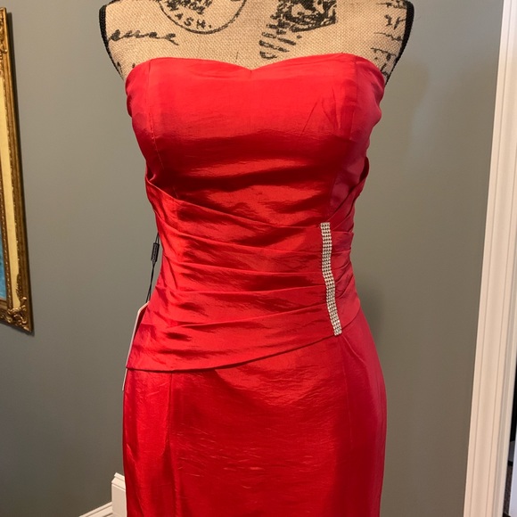 Dresses & Skirts - ❤️ Red Hot 🔥 Prom/Wedding/Pageant Strapless Gown